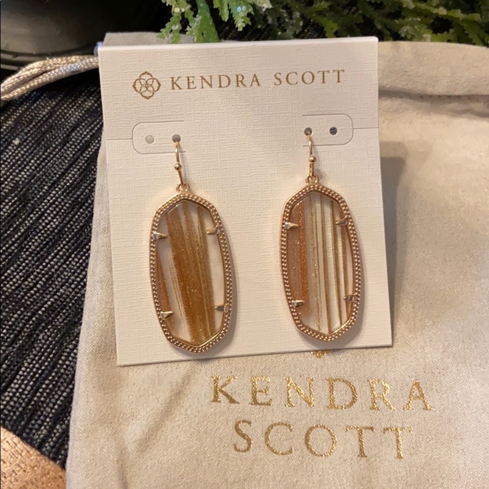 Kendra Scott Elle earrings and Rayne necklace.